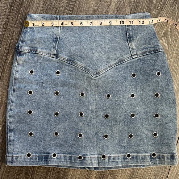Avec Les Filles Grommet Denim Mini Skirt - Picture 9 of 10